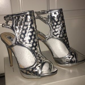 👠by Spirit Moda A Silver Open Toe Caged Heel👠